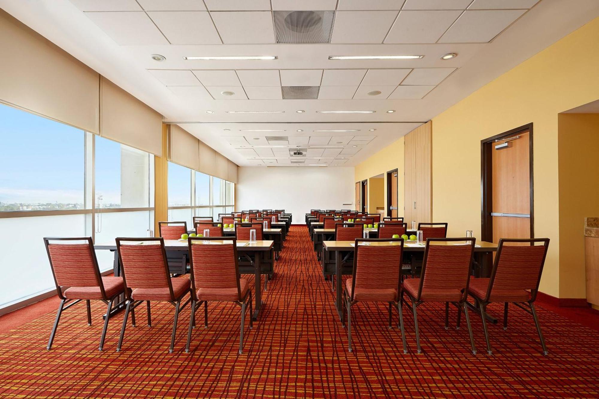 Courtyard By Marriott Leon At The Poliforum Exterior foto