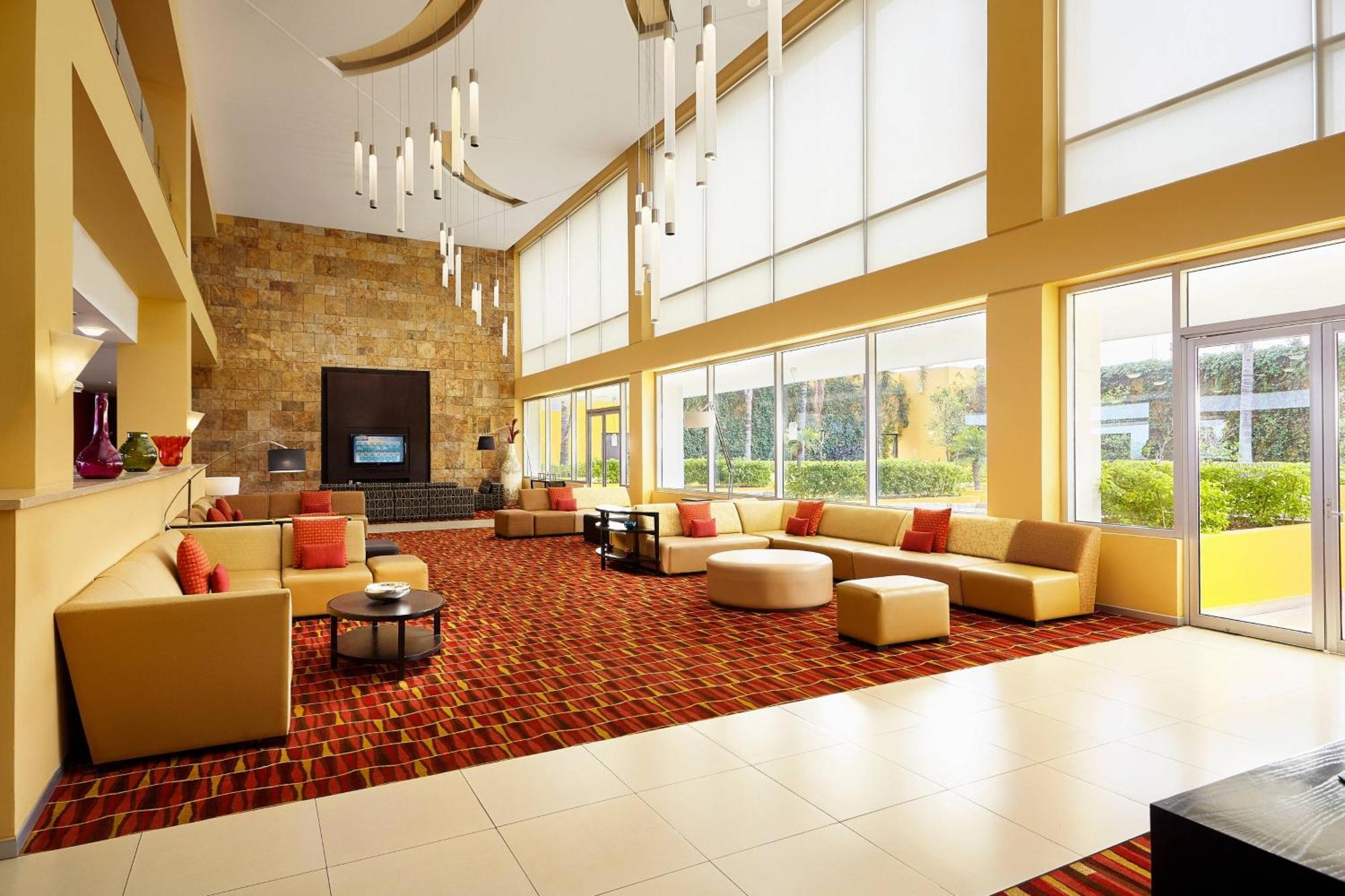 Courtyard By Marriott Leon At The Poliforum Exterior foto
